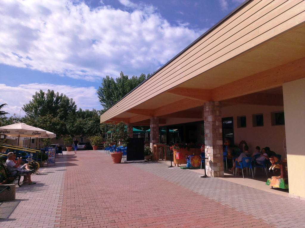 Baia Holiday Gasparina Castelnuovo del Garda Bagian luar foto