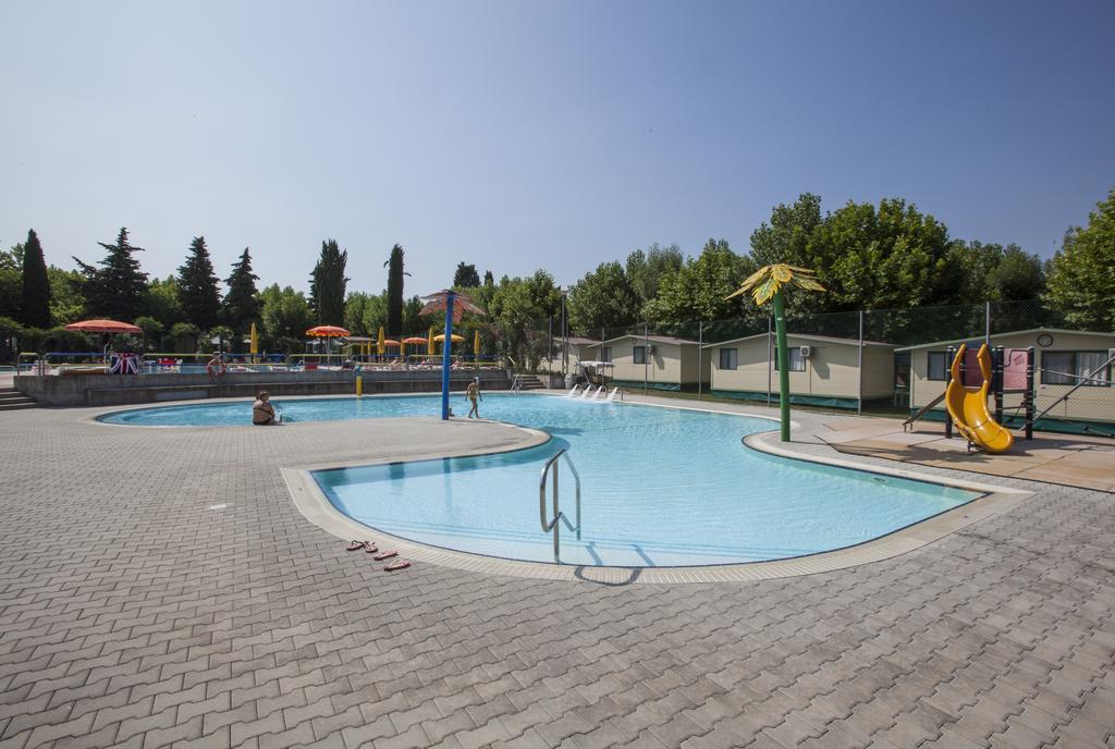 Baia Holiday Gasparina Castelnuovo del Garda Bagian luar foto